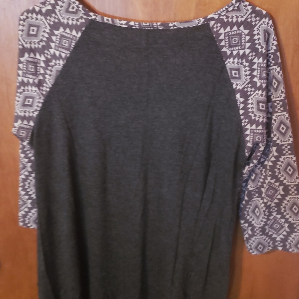 Cute top. - Picture 2 of 2